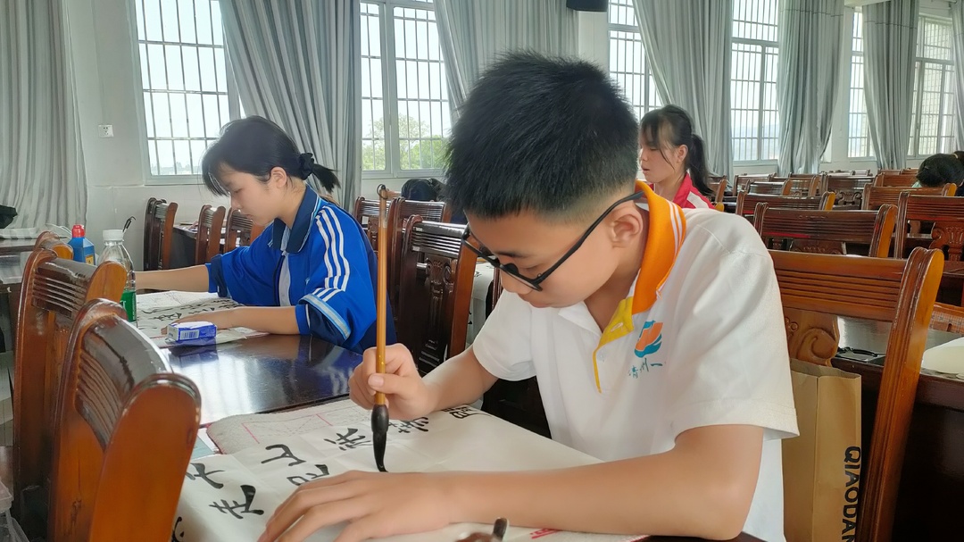 靖州举办第八届中小学生艺术展演剪纸、篆刻、绘画、书法比赛