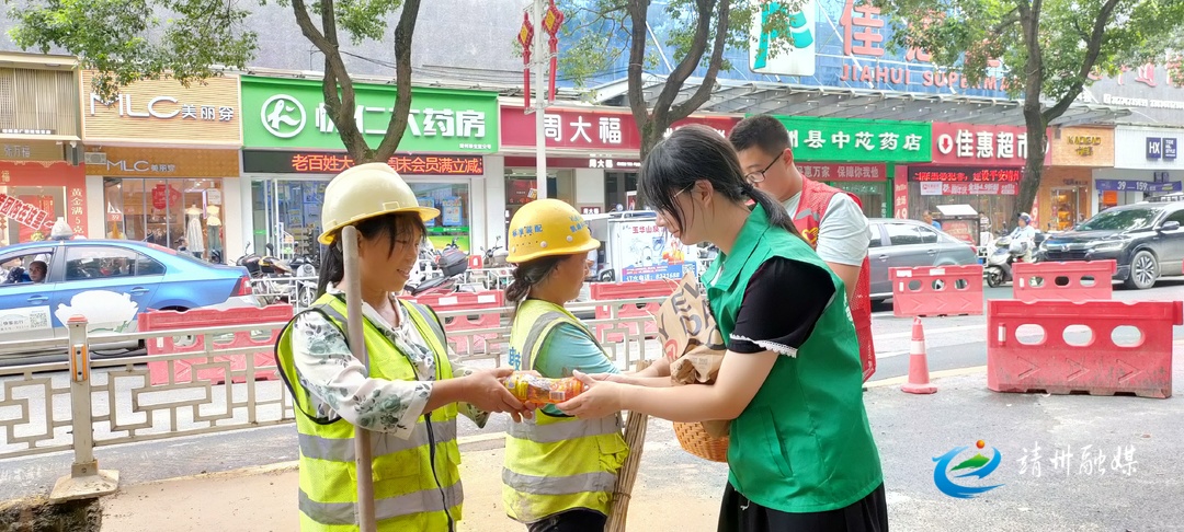 【新時代文明實踐】靖州：關愛戶外工作者 炎炎夏日送清涼