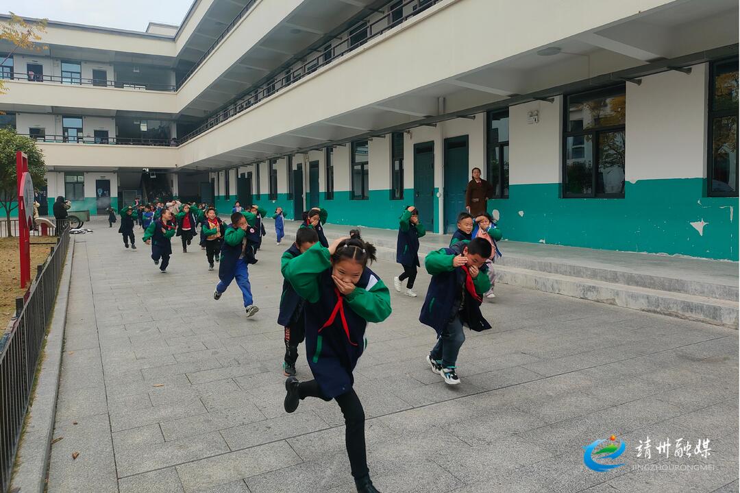 渠阳镇芙蓉学校：紧急疏散不慌张 消防演练保平安