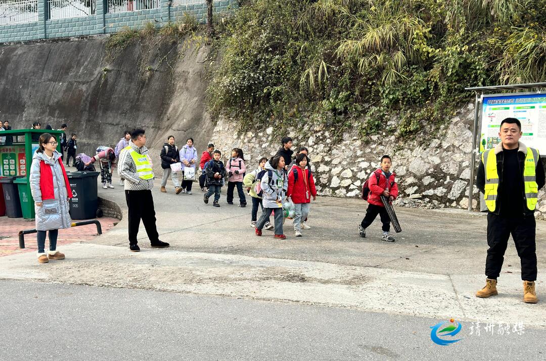 【铸牢中华民族共同体意识】文溪乡：民族团结一家亲 守护学校“平安路”