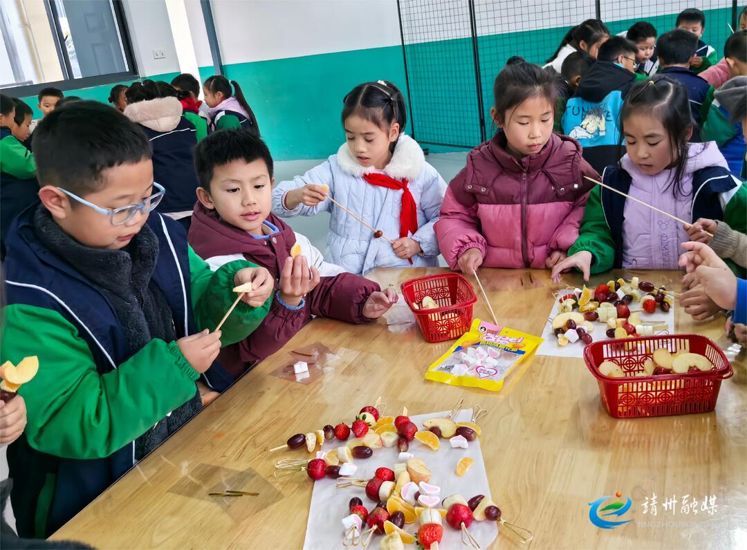 渠阳镇芙蓉学校：冰糖葫芦制作 劳动课上的甜蜜新体验