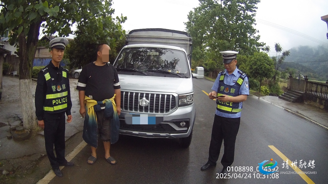 靖州一货车违法载人被及时查获