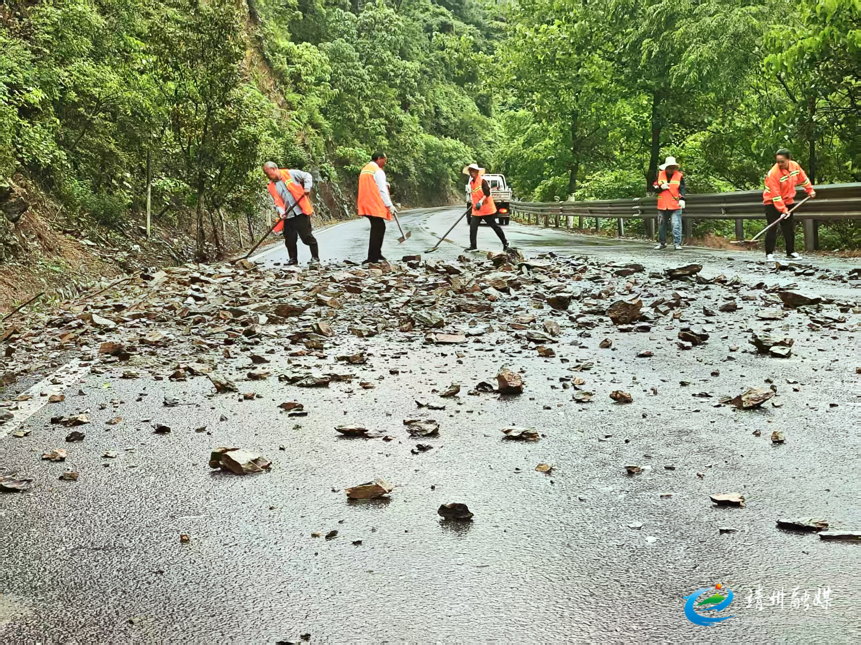 【安全守底行动】县公路建设养护中心：迅速应对强降雨  保障公路安全畅通