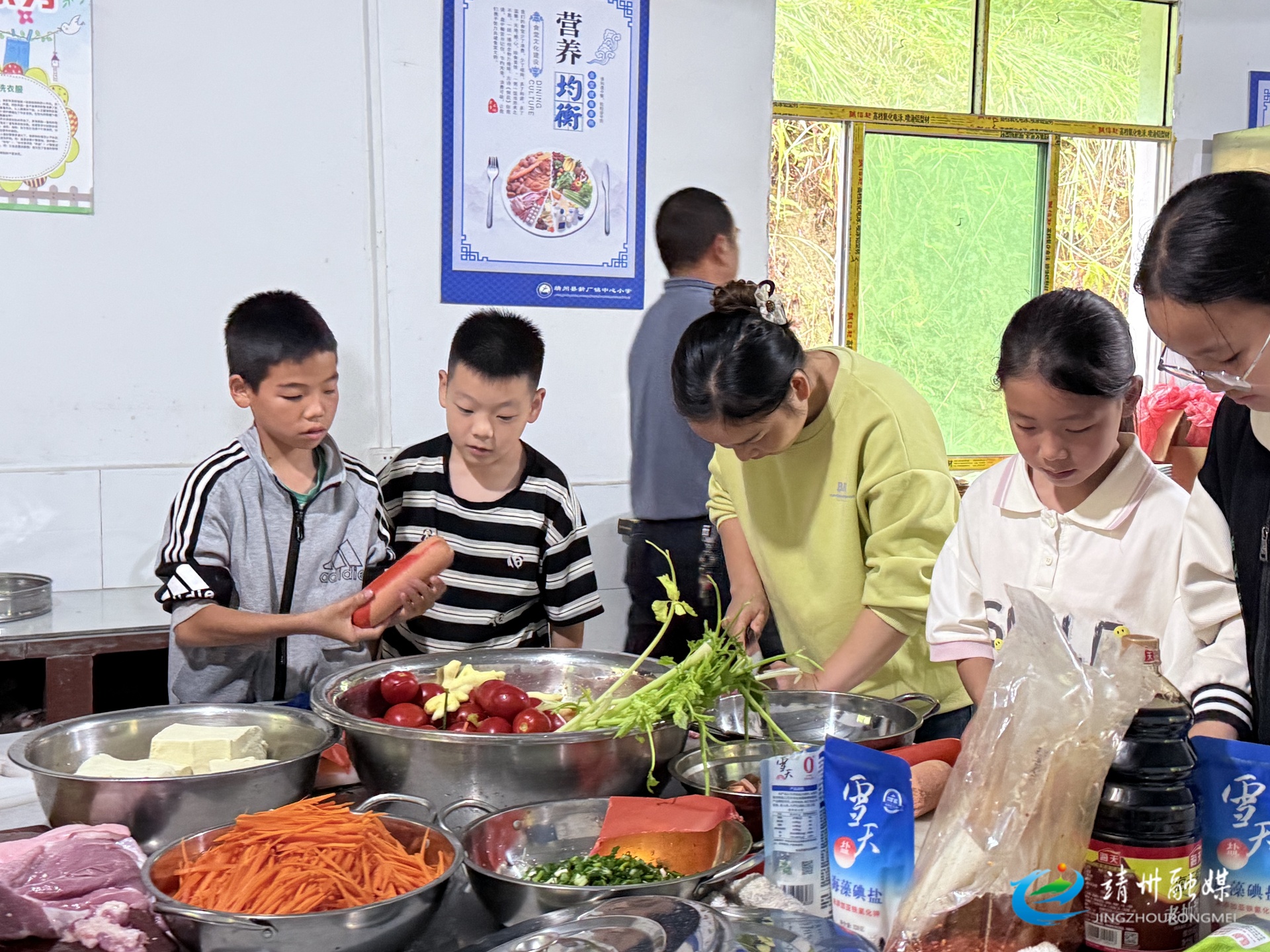 【清廉靖州】新厂镇中心小学：开展 “传承红色薪火 烹清廉食光” 劳动小厨房实践活动