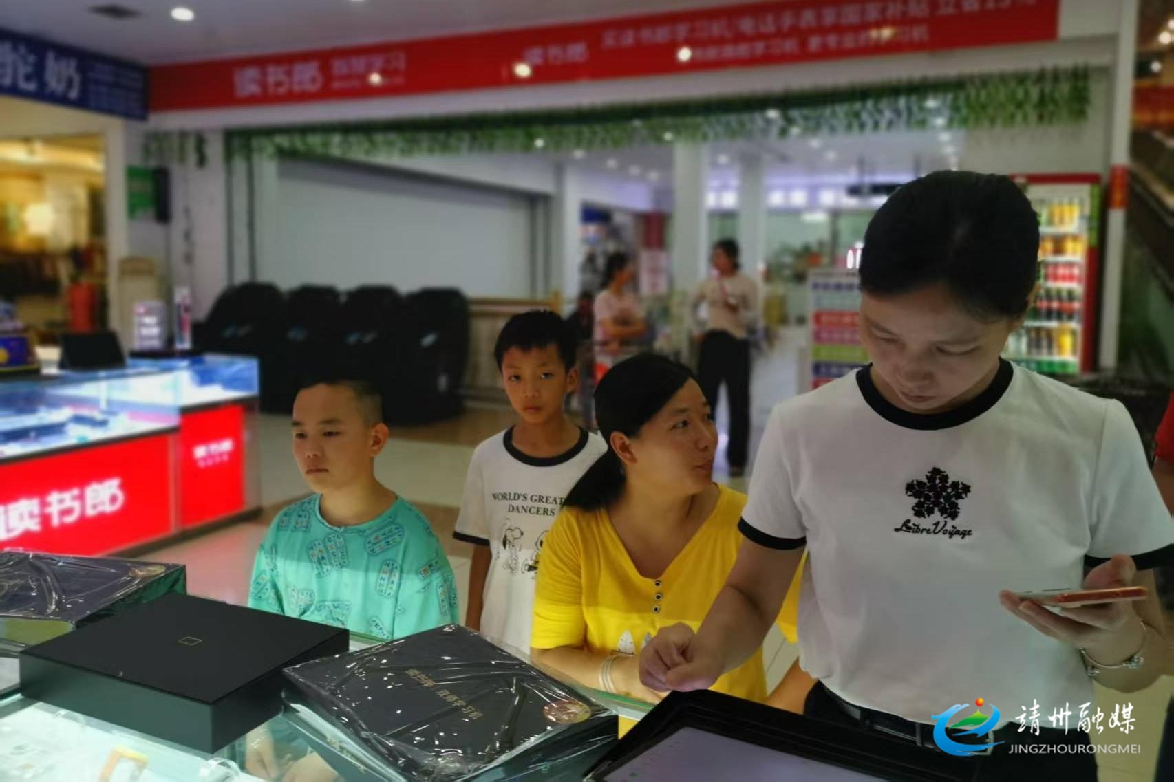 靖州：暑期數(shù)碼換新熱 門店客流涌如潮