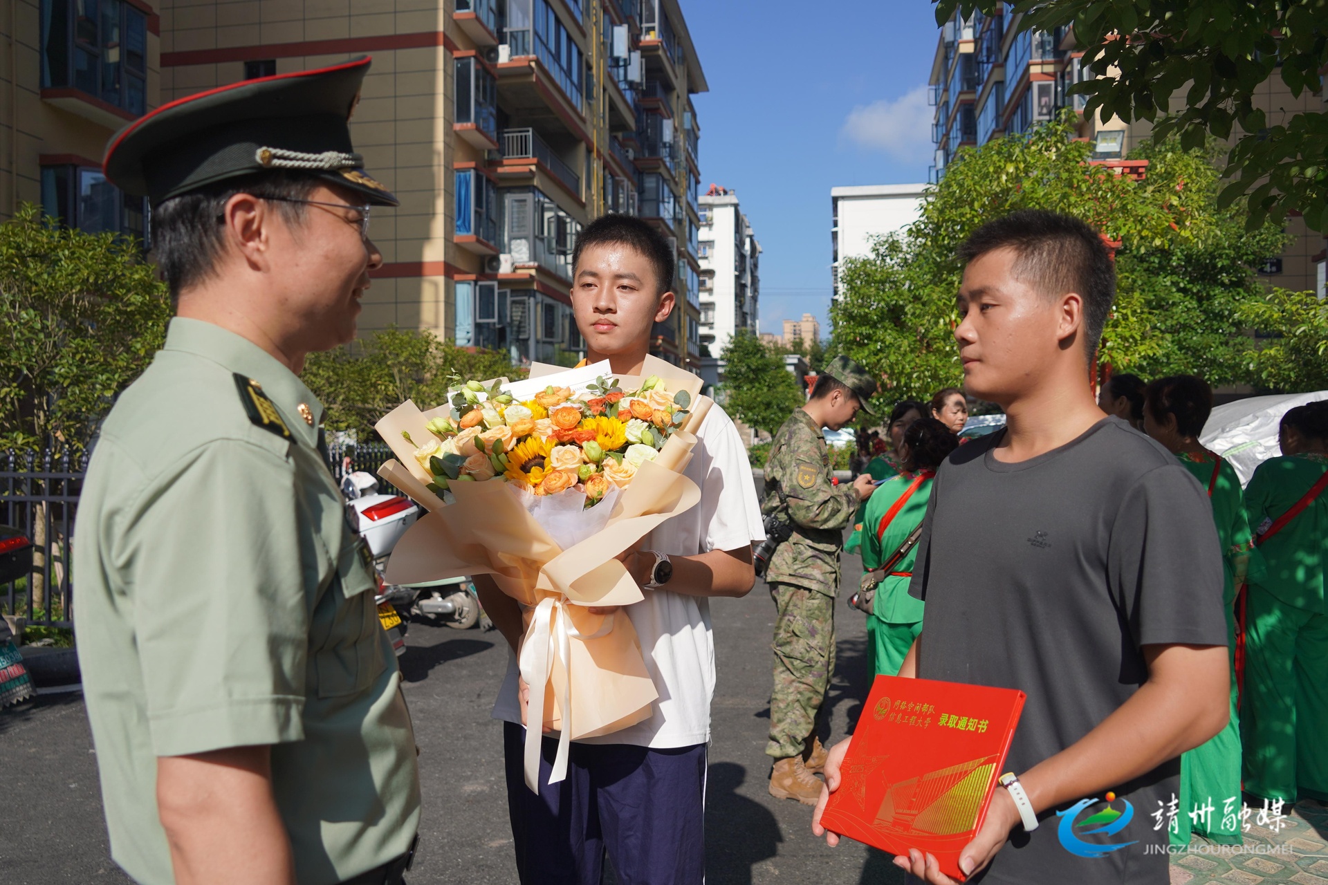 恭喜！中国人民解放军网络空间部队信息工程大学2025年湖南第一封本科录取通知书送达靖州学子手中