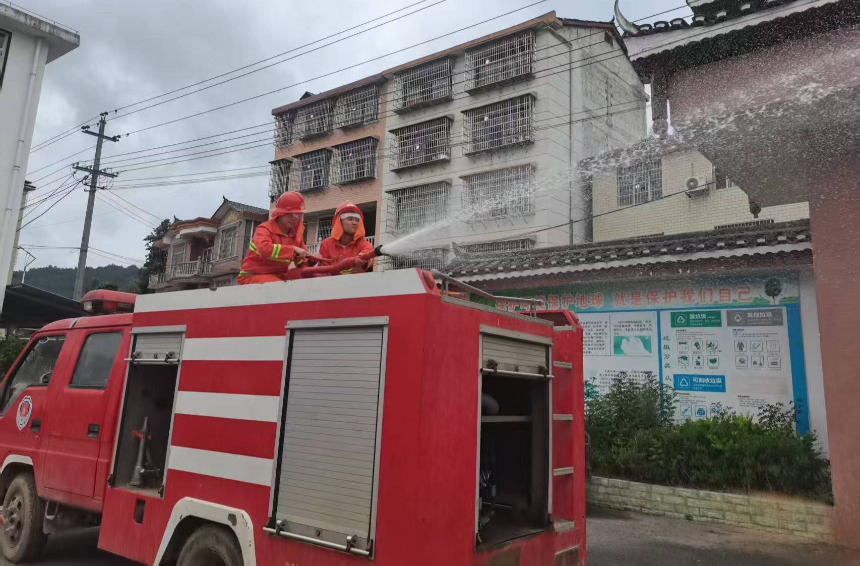 大堡子镇：“零距离”操作消防设备 筑牢安全第一线