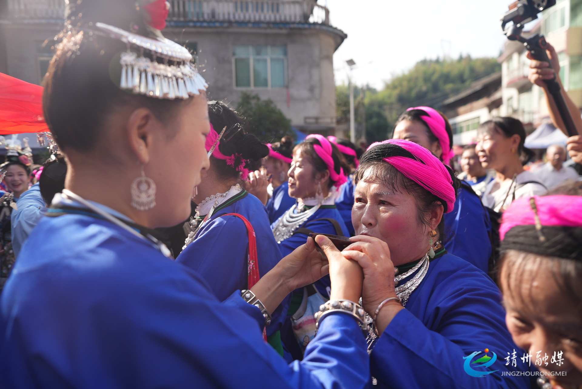 【鑄牢中華民族共同體意識(shí)】湘黔共赴歌場(chǎng)宴 苗侗歡歌傳情誼——2025年靖州秋季“村晚”示范展示暨“四十八寨”巖灣趕歌場(chǎng)民族文化交流活動(dòng)熱鬧舉行