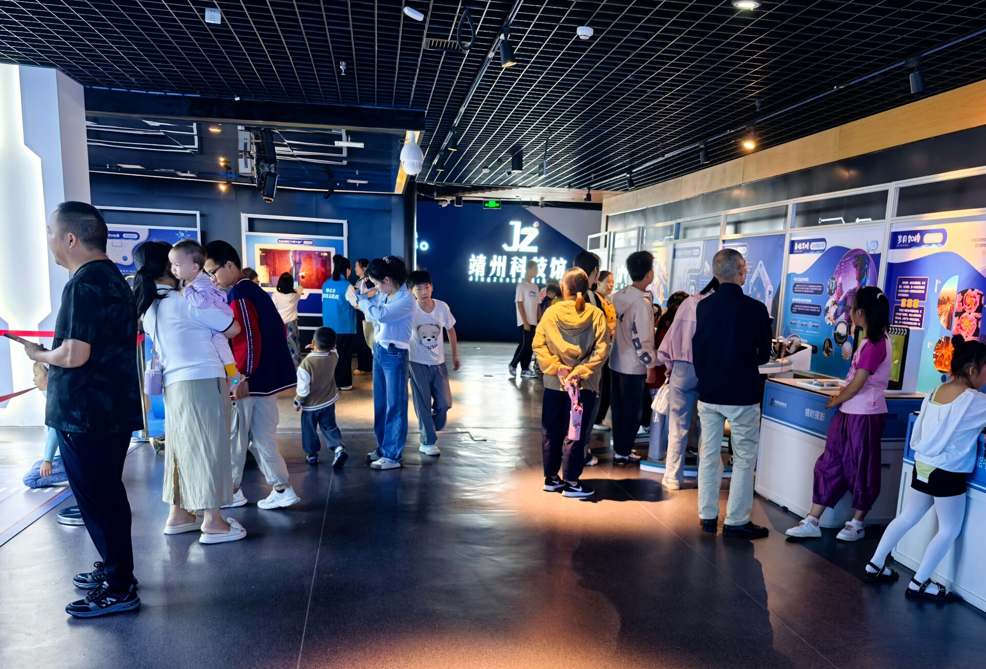 ﻿靖州科技馆试运营期间人气火爆 青少年沉浸式解锁科技魅力