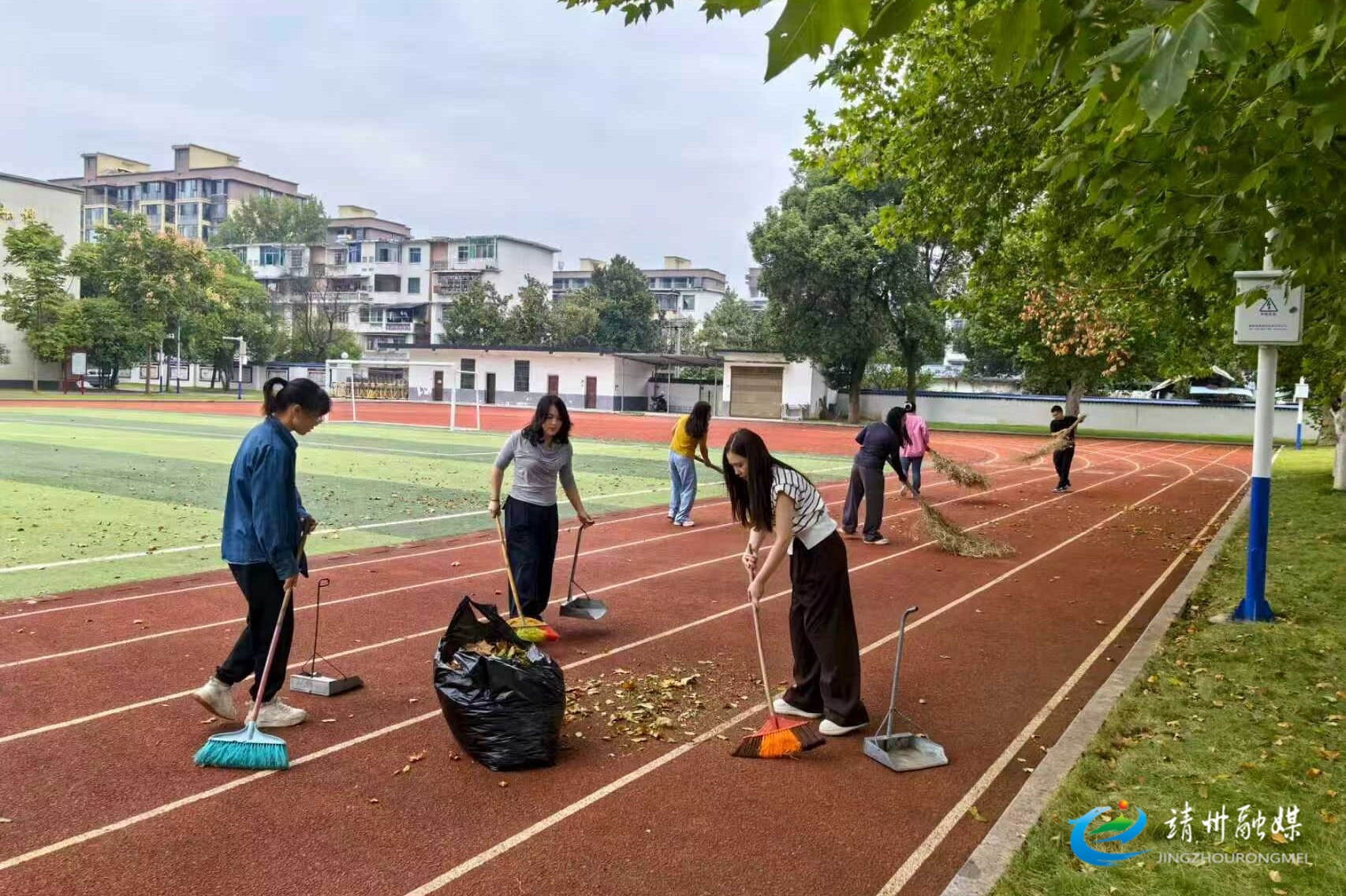 靖州渠阳镇芙蓉学校：党员教师开展周末大清扫 齐心协力美化校园环境