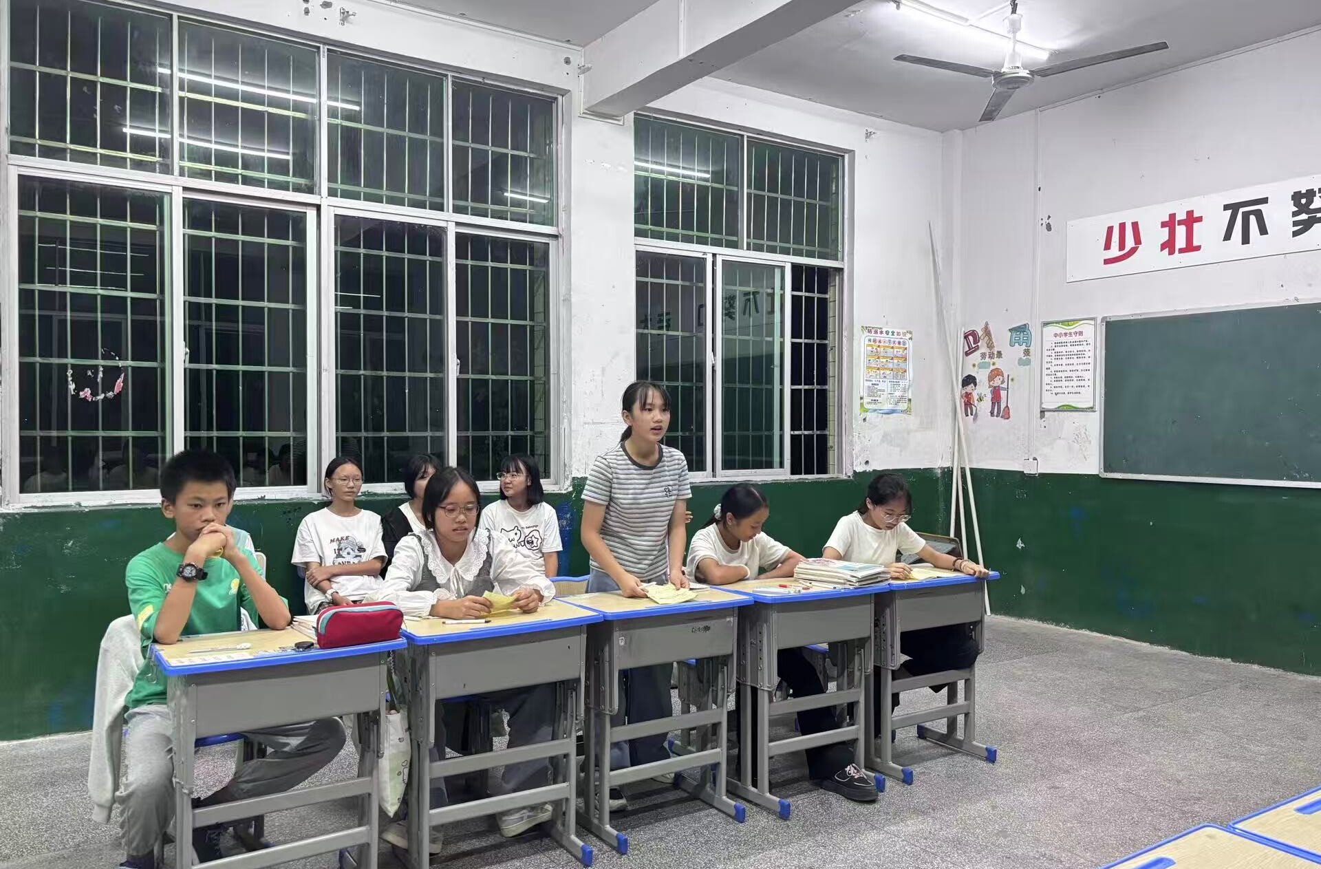 藕团乡中学：唇枪舌剑辩AI 青春思辨展锋芒