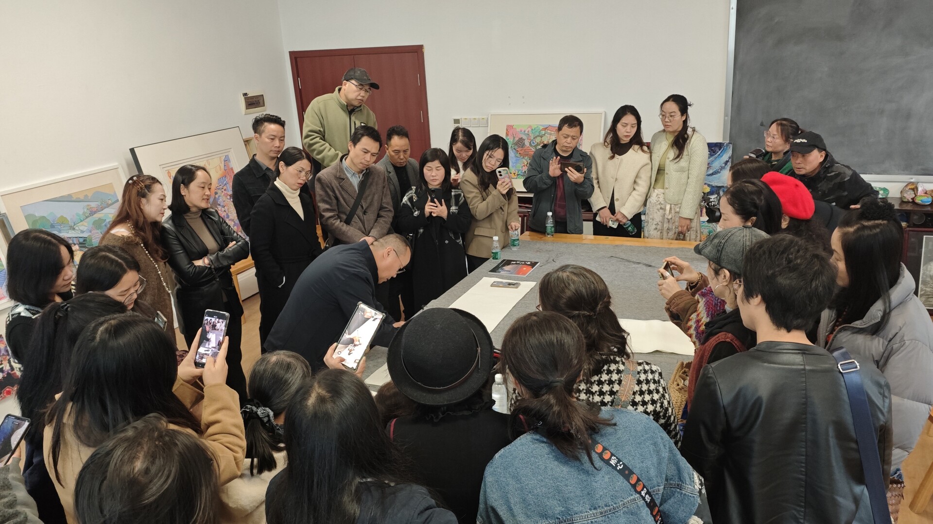 靖州开展“丹青绘靖州•匠心传艺韵”公益美术讲座