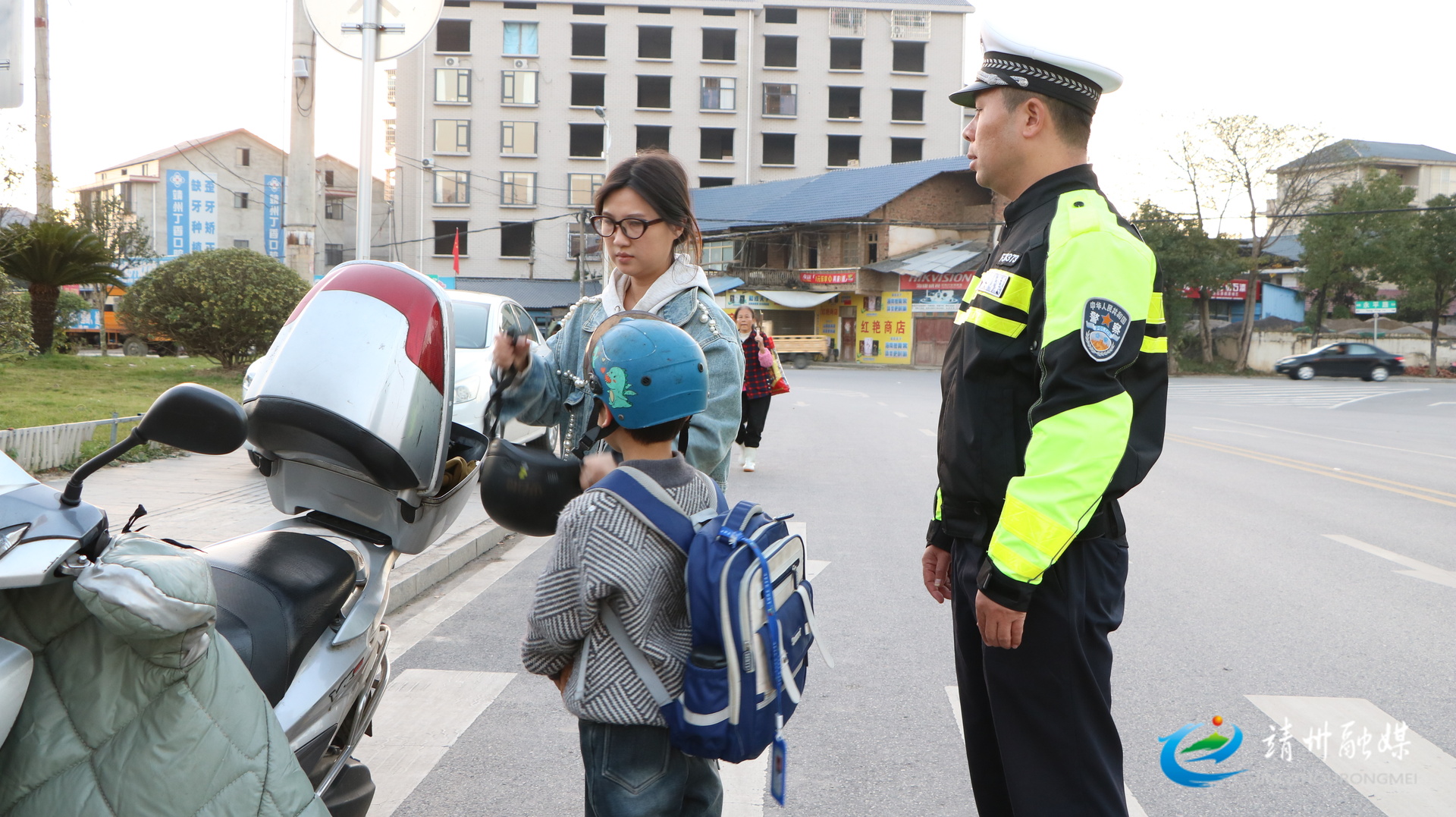 【安全守底行动】靖州：严查“一盔一带”+超员 筑牢出行安全屏障