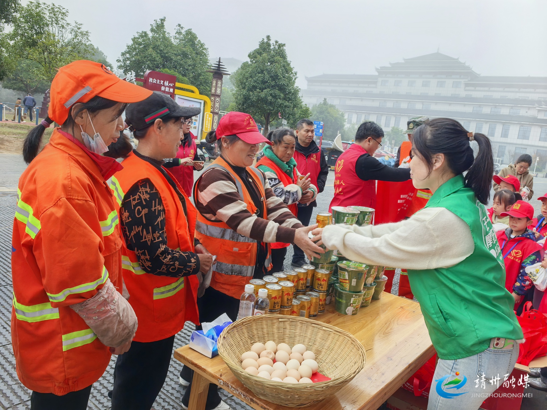 【新时代文明实践】每月暖心约！靖州为城市“美容师”送爱心早餐