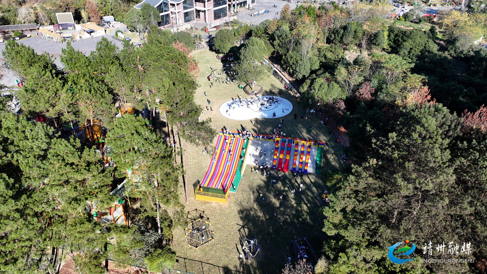 靖州飞山景区松灵部落无动力乐园人气旺 亲子欢歌展民生新景