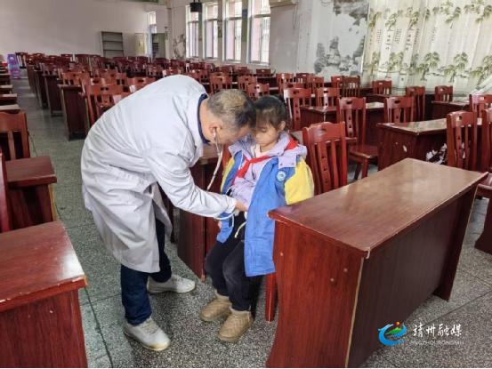 飞山小学：开展食物中毒应急演练 筑牢校园安全屏障