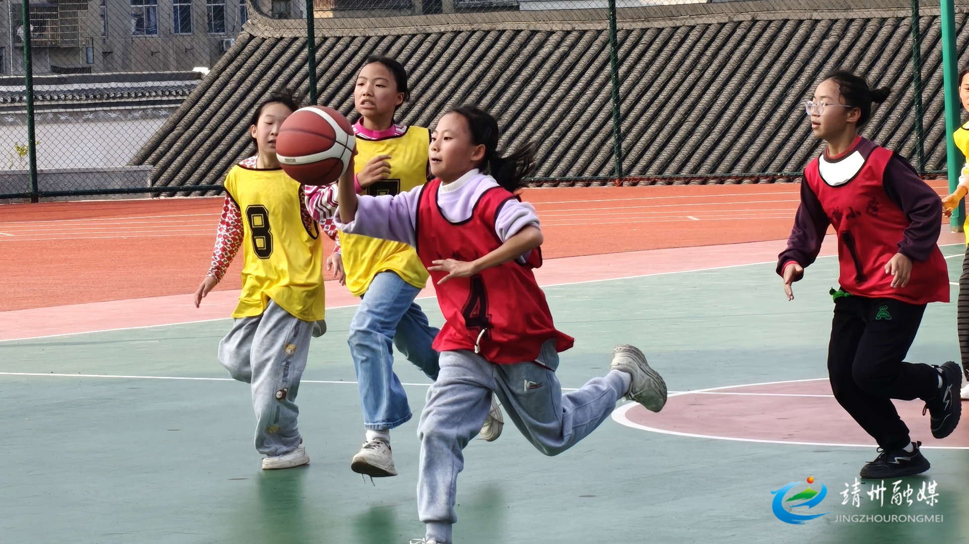 土桥小学篮球赛燃情开赛：少年赛场竞风采