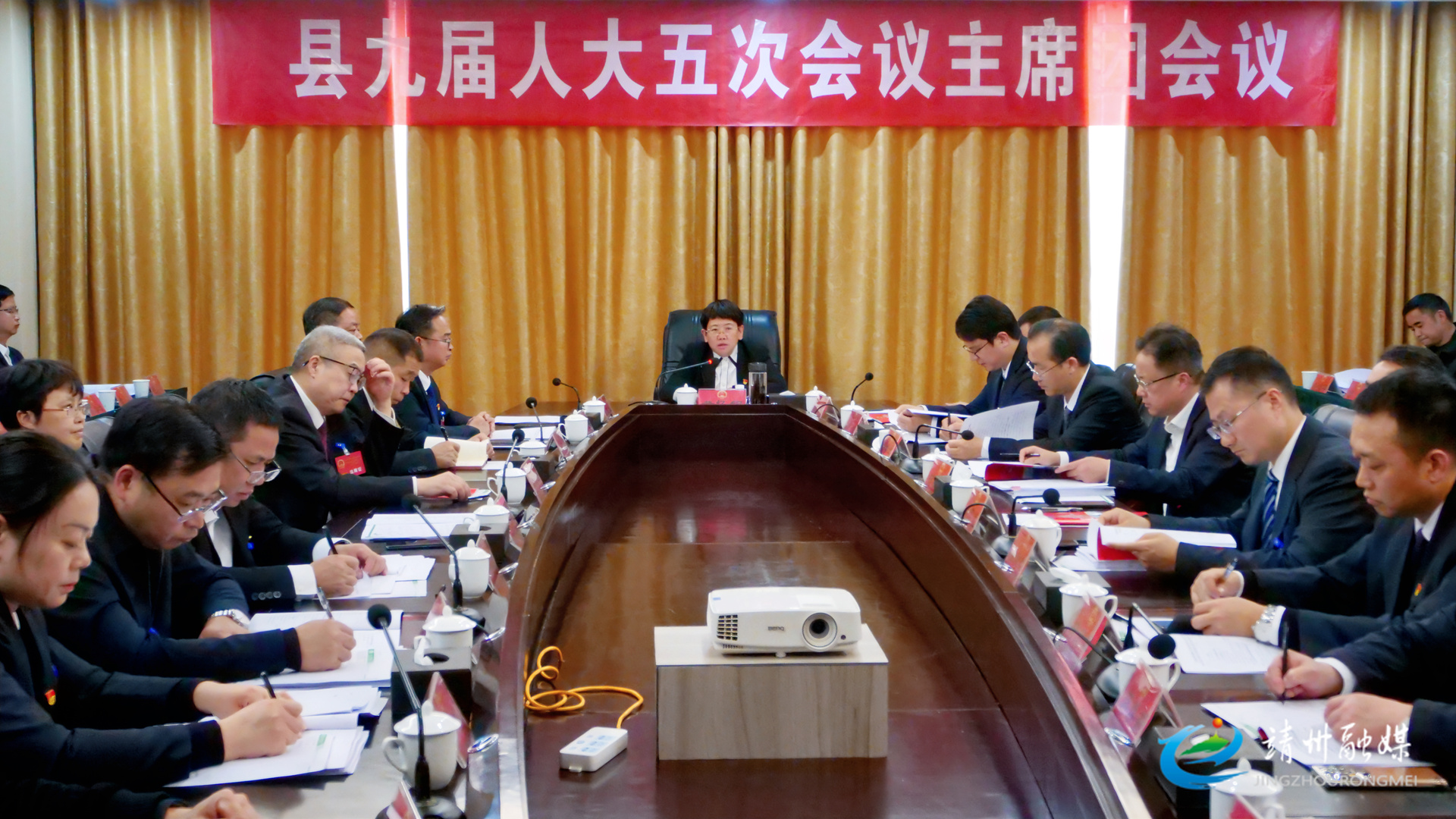 【两会进行时】县九届人大五次会议召开各代表团负责同志和领导干部会议
