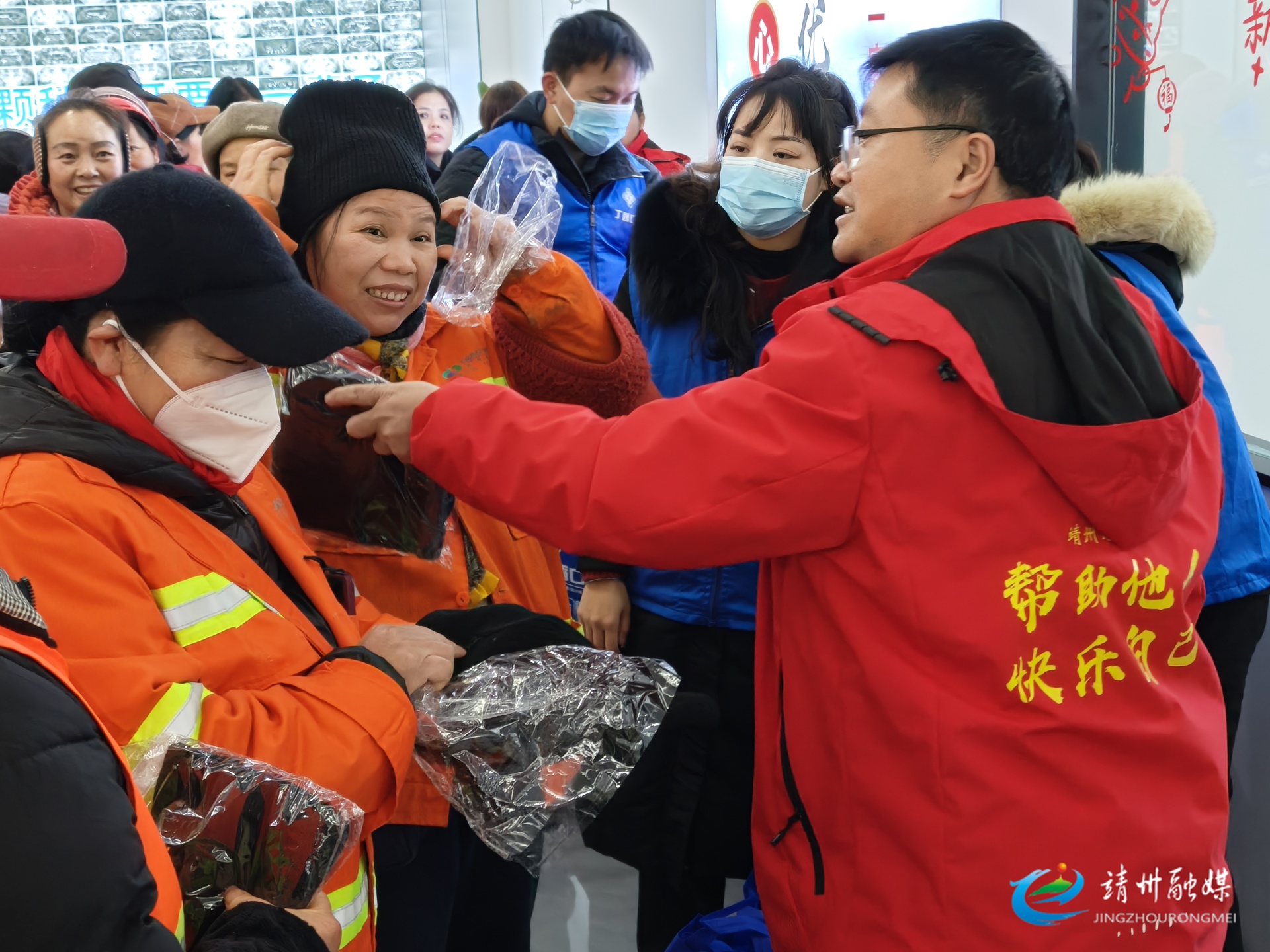 【新时代文明实践】靖州：爱心物资暖寒冬 336名环卫工人喜领帽子手套