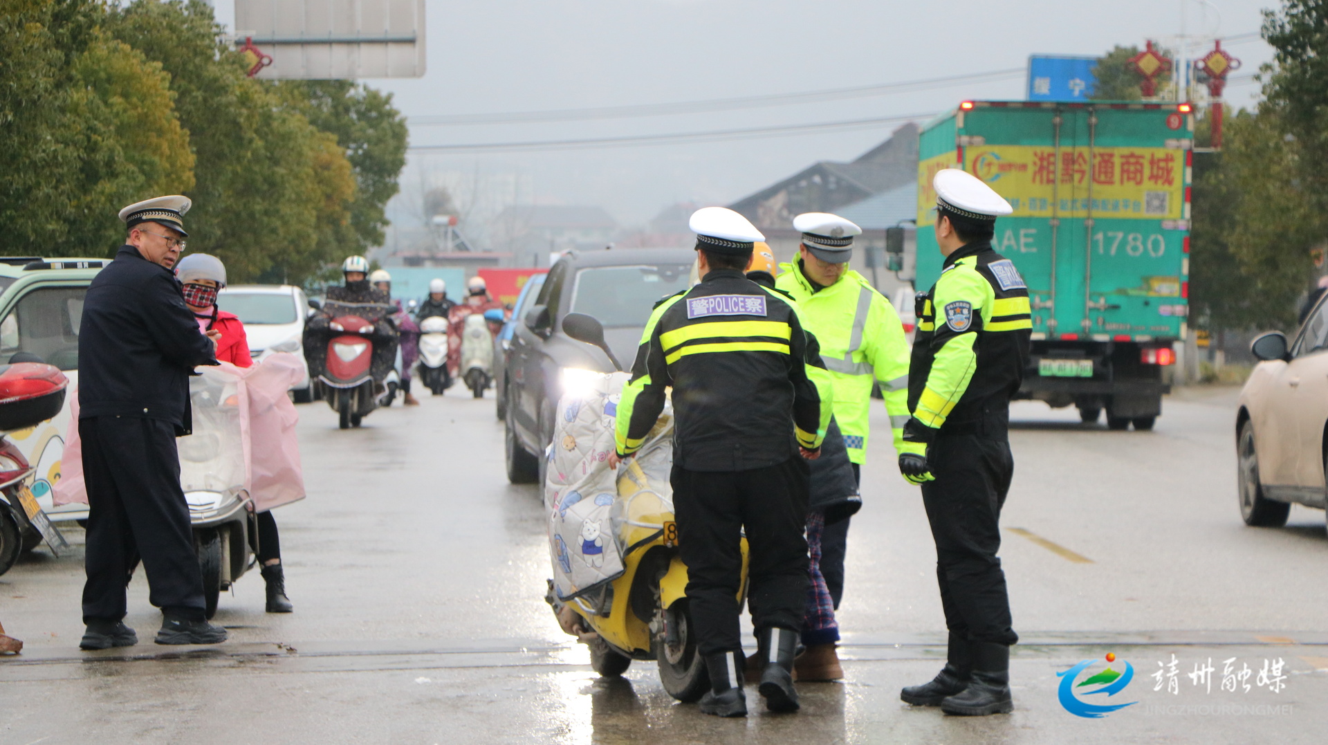 【安全守底行动】靖州交警撒盐除冰护畅通