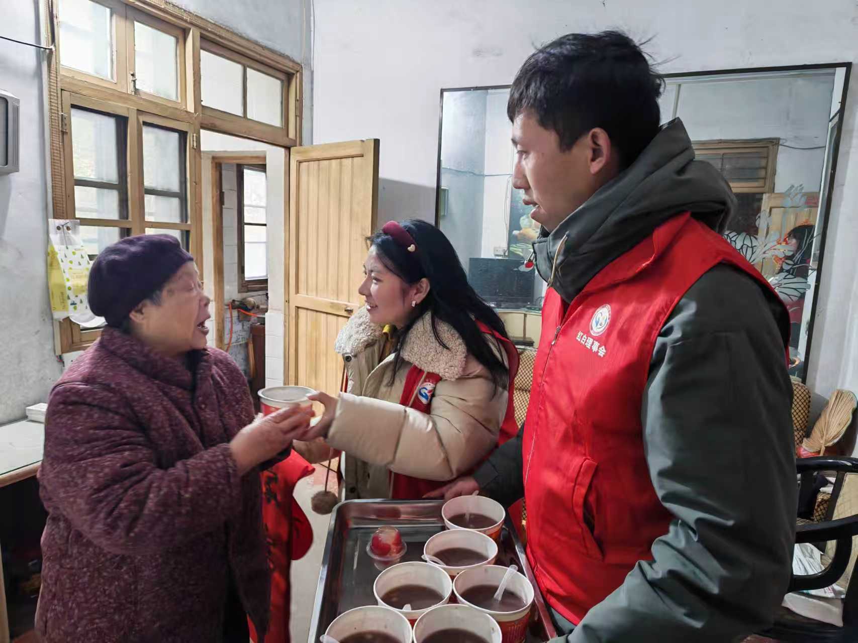 邓家坡社区：粥香联韵暖寒冬 腊八惠民传温情