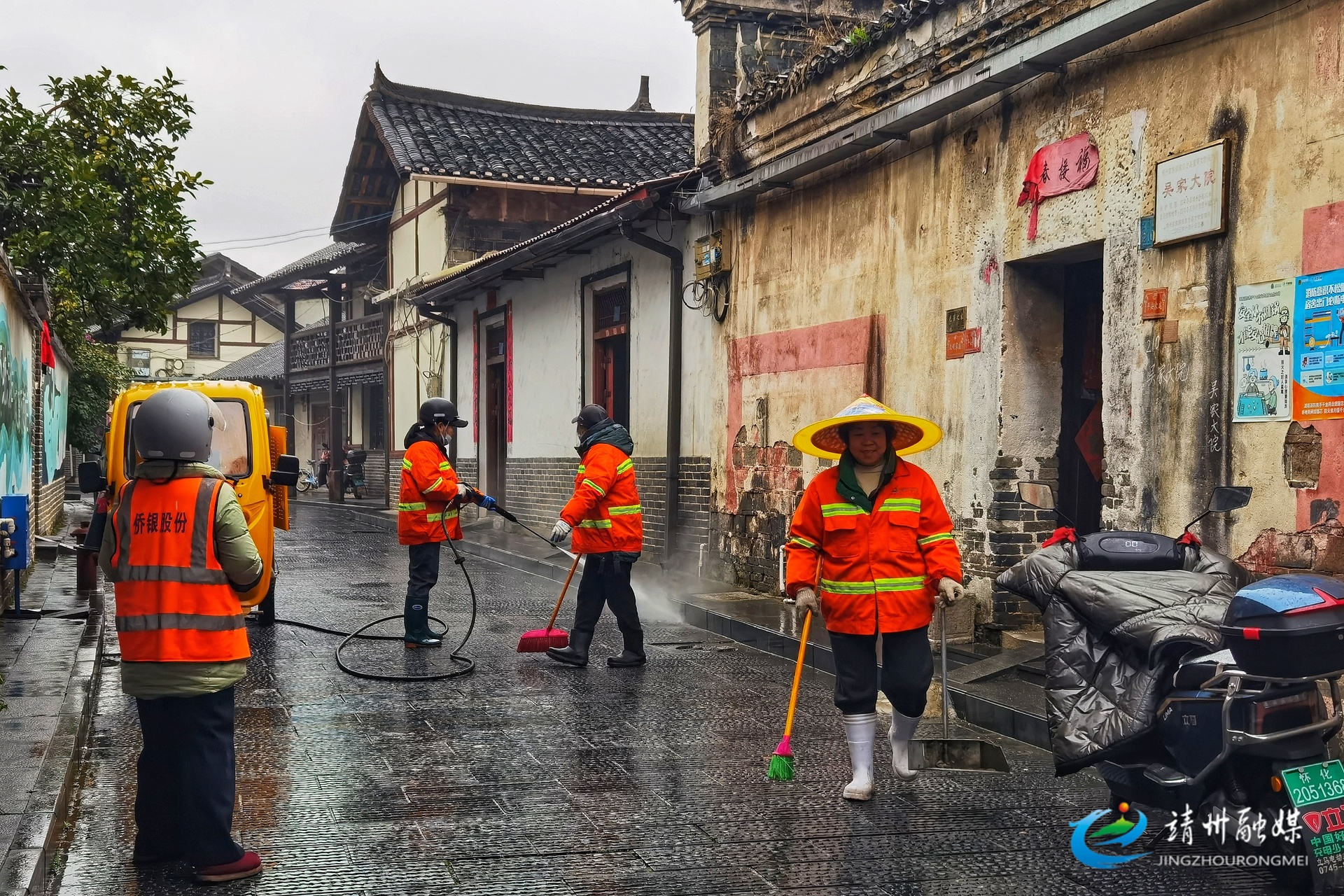 靖州：城市“美容师”扫尘除垢 洁净古城迎新年