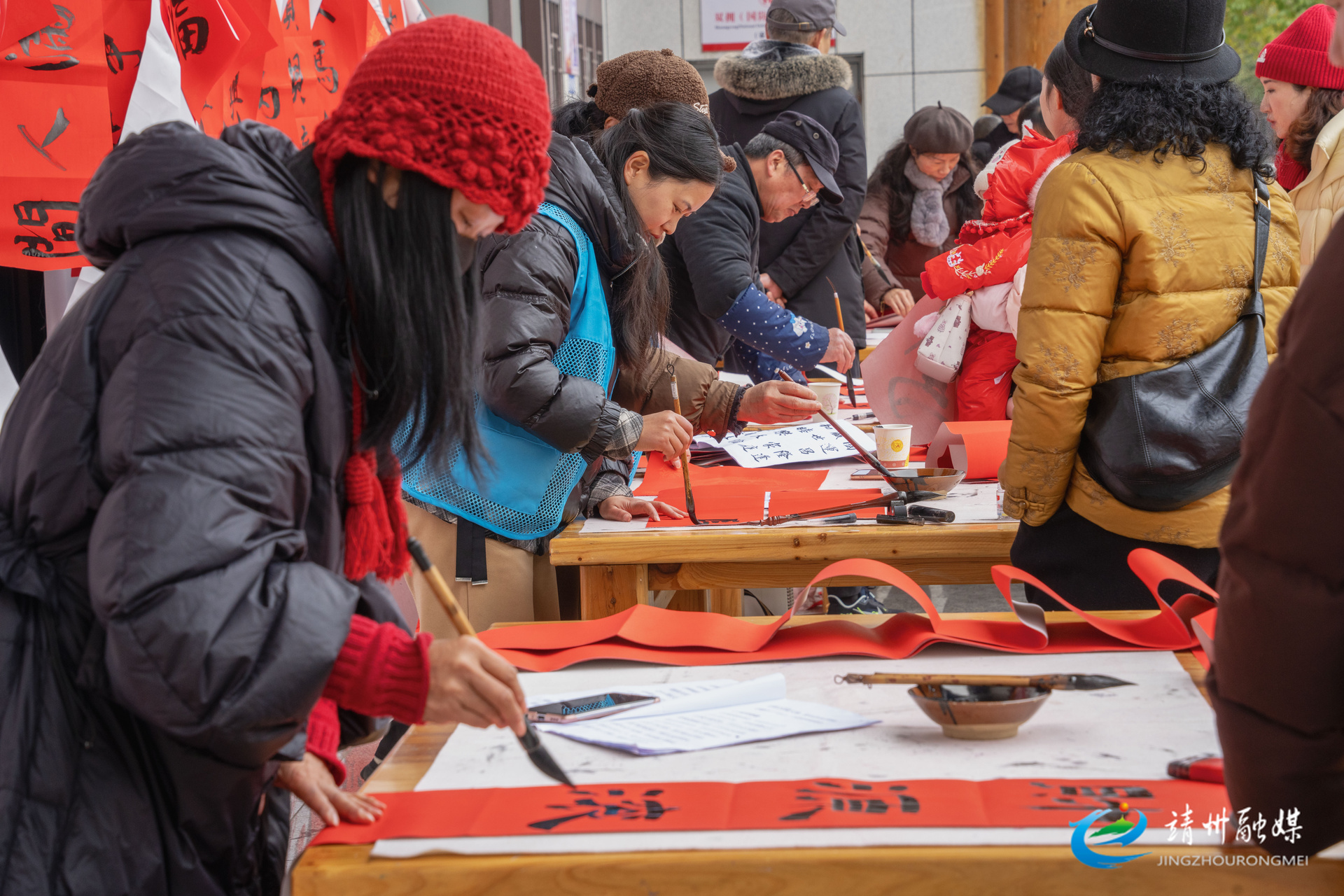 靖州文化馆：开展免费送春联活动 笔墨传情暖民心