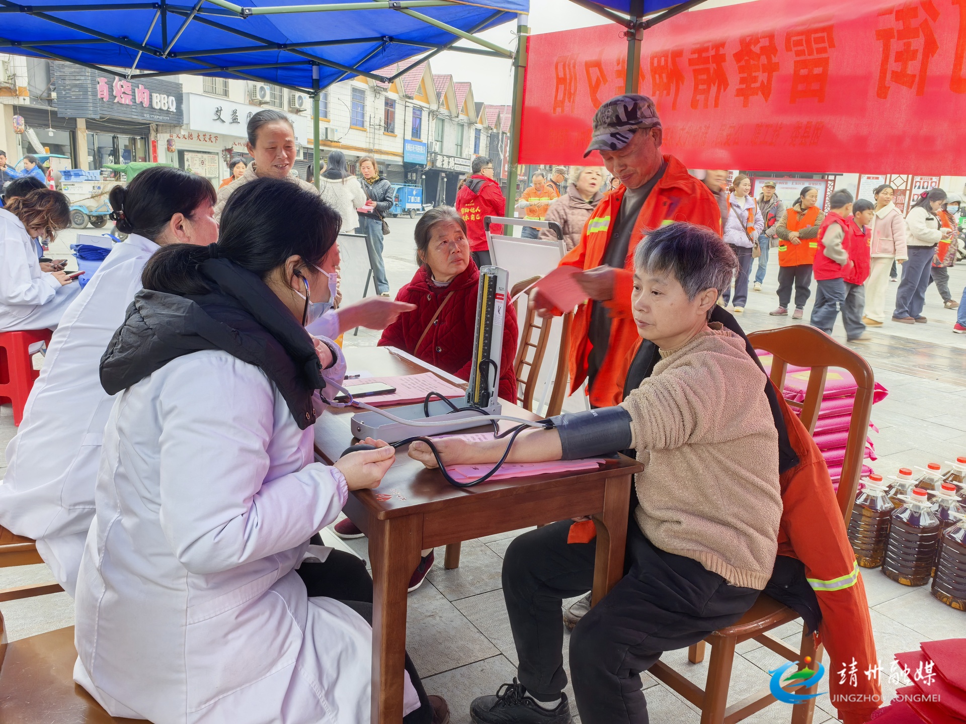 【新时代文明实践】靖州开展学雷锋志愿服务 暖春行动情系群众