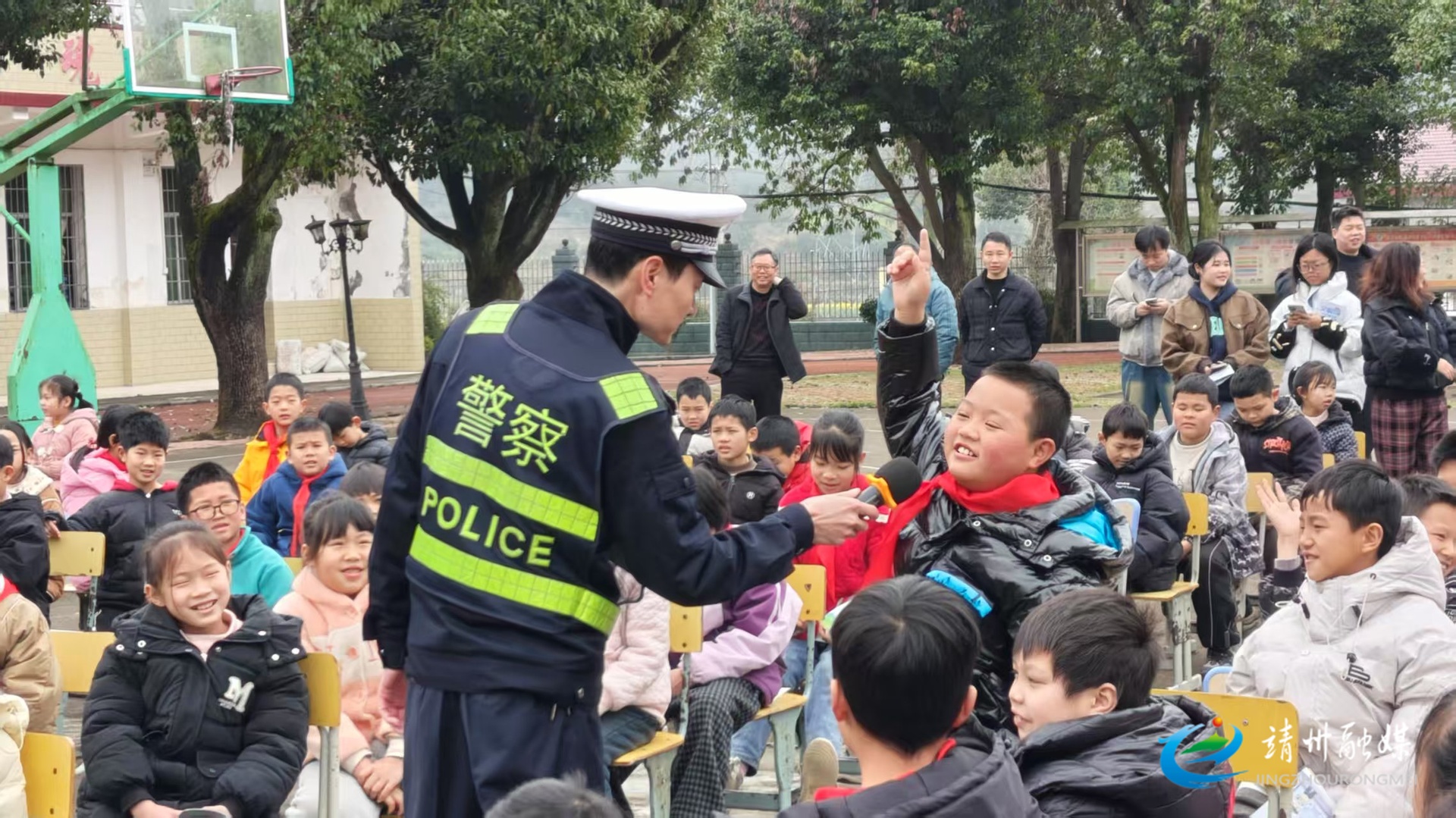 【安全守底行动】靖州横江桥小学：趣味互动开讲“交通安全第一课”
