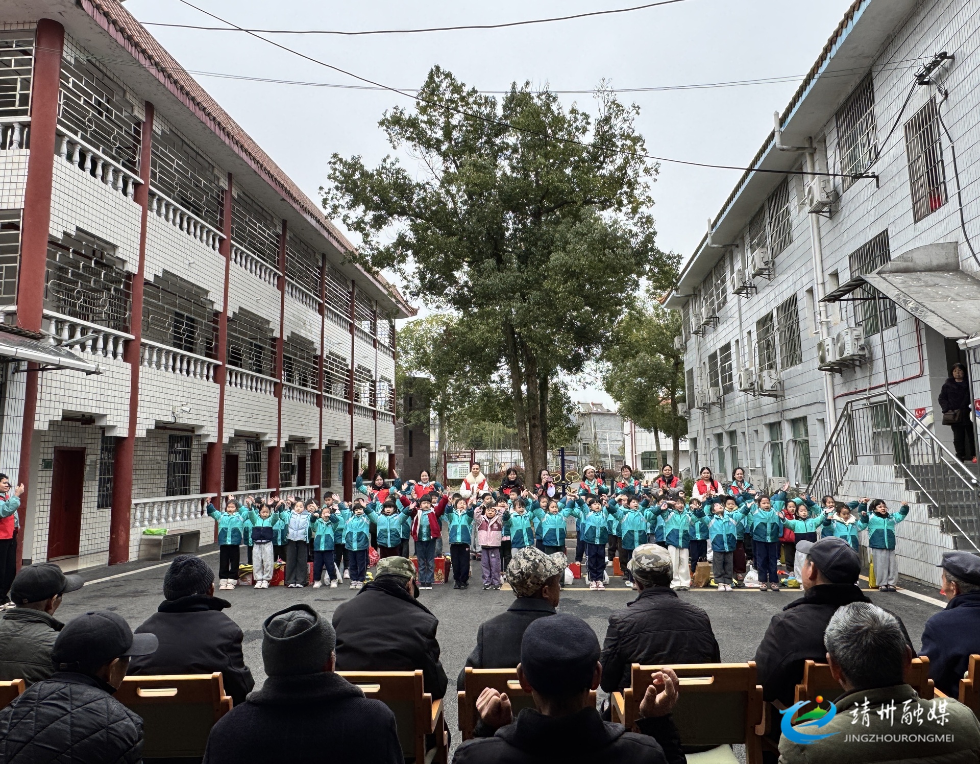 县二幼:“党建红”引领“敬老情”