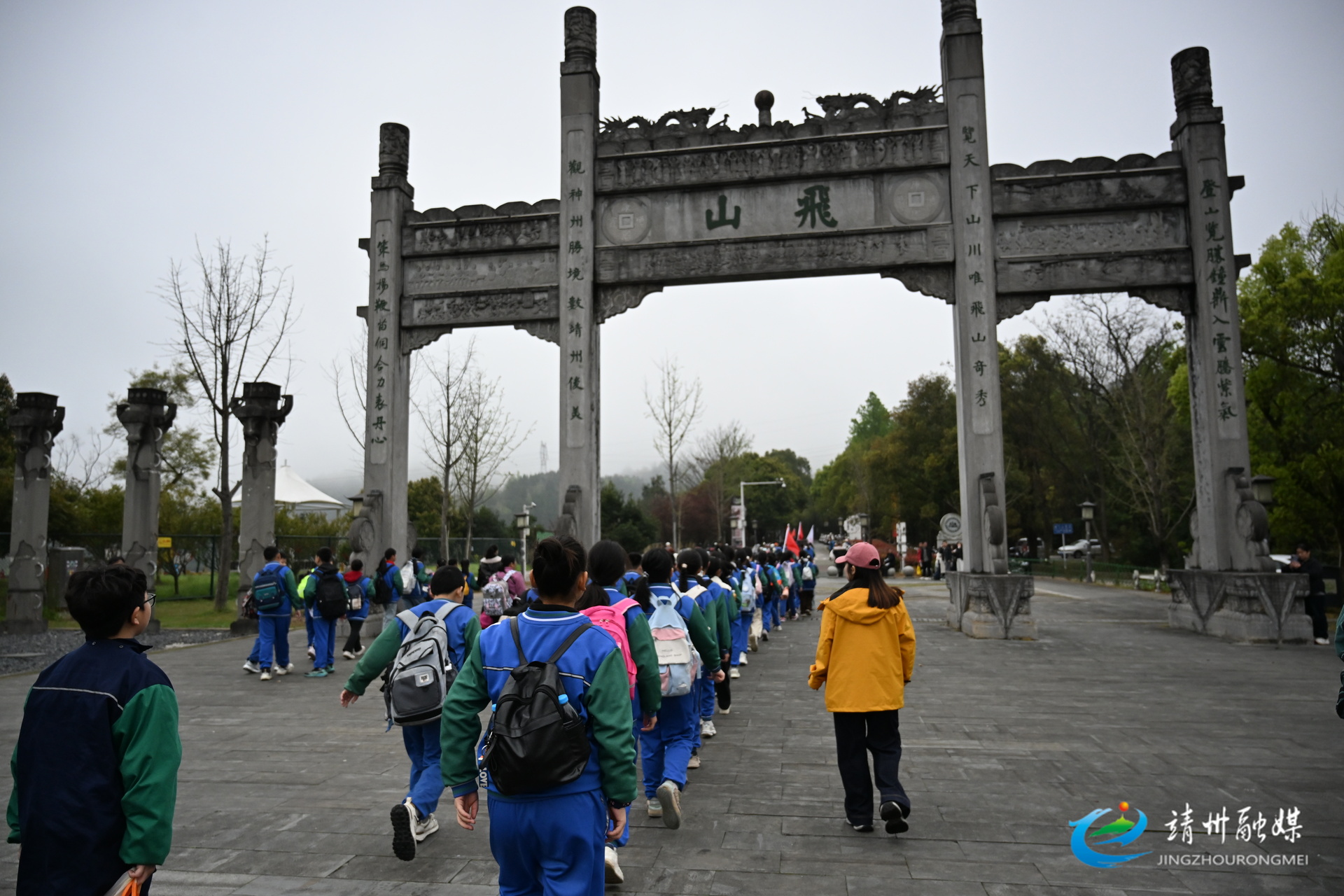 渠阳镇芙蓉学校：开展春季远足拉练 让课堂延伸至自然