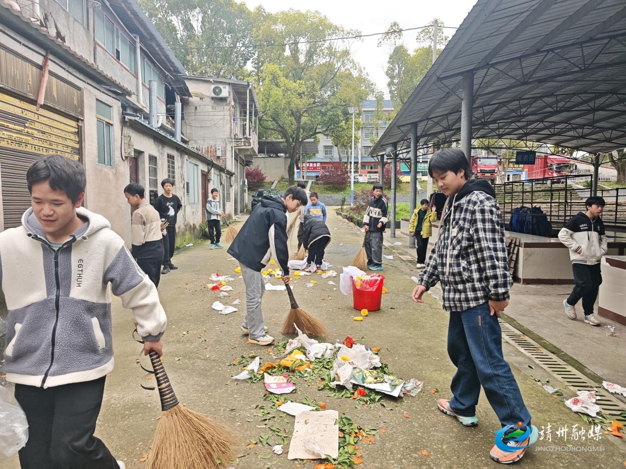 平茶镇中学：开展义务清扫活动
