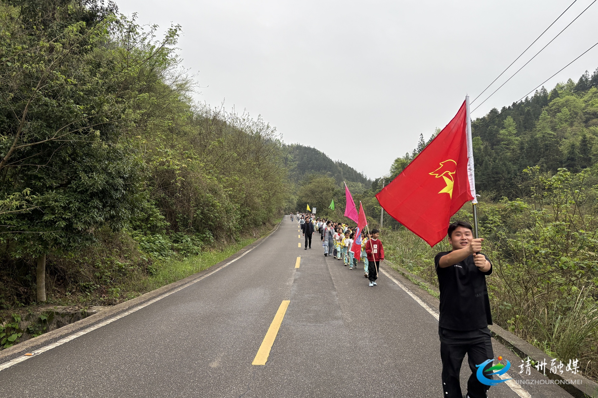 横江桥小学：徒步砺志强体魄 童心践行促成长