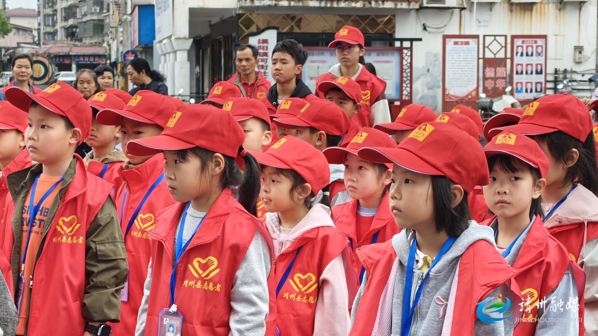 【新时代文明实践】护河净滩践初心 靖州鹤山小学举行“雷锋青少年班”授牌仪式暨巡河净滩行动
