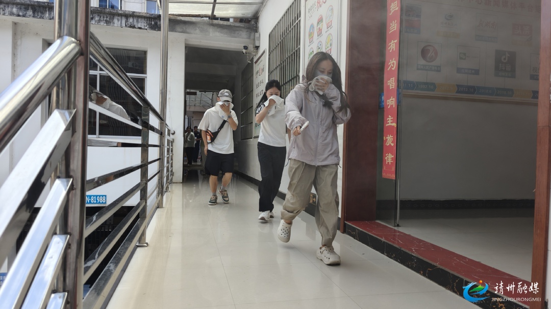 以练筑防 防患未“燃” 靖州融媒体中心开展消防安全培训及实操演练