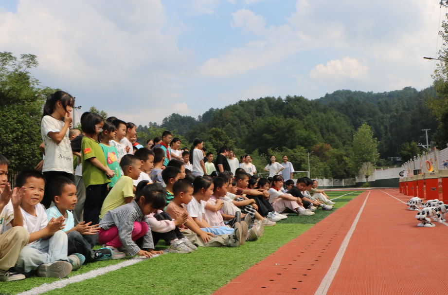 科普大篷车开进靖州寨牙乡学校 乡村学子零距离感受科技魅力