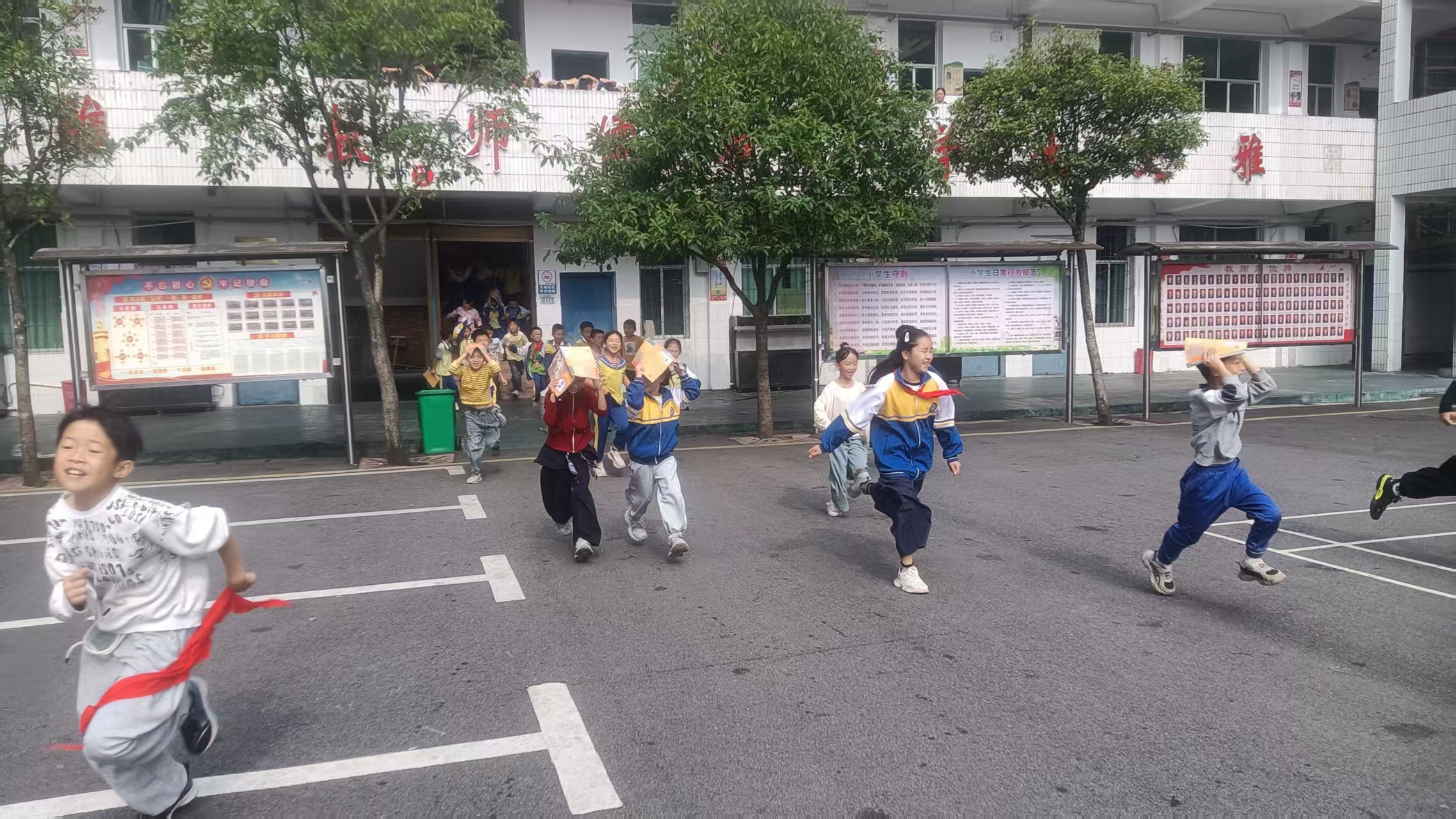 飞山小学：开展防震避险应急疏散演练