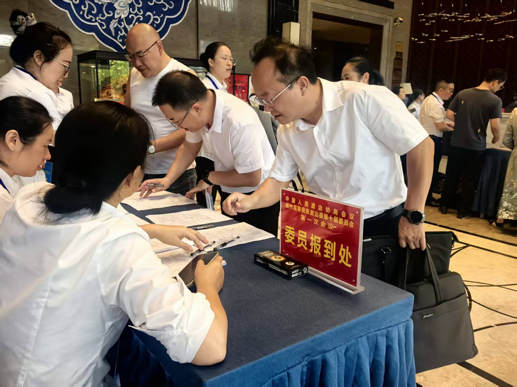 【两会进行时】携民意 献良策 政协委员陆续报到