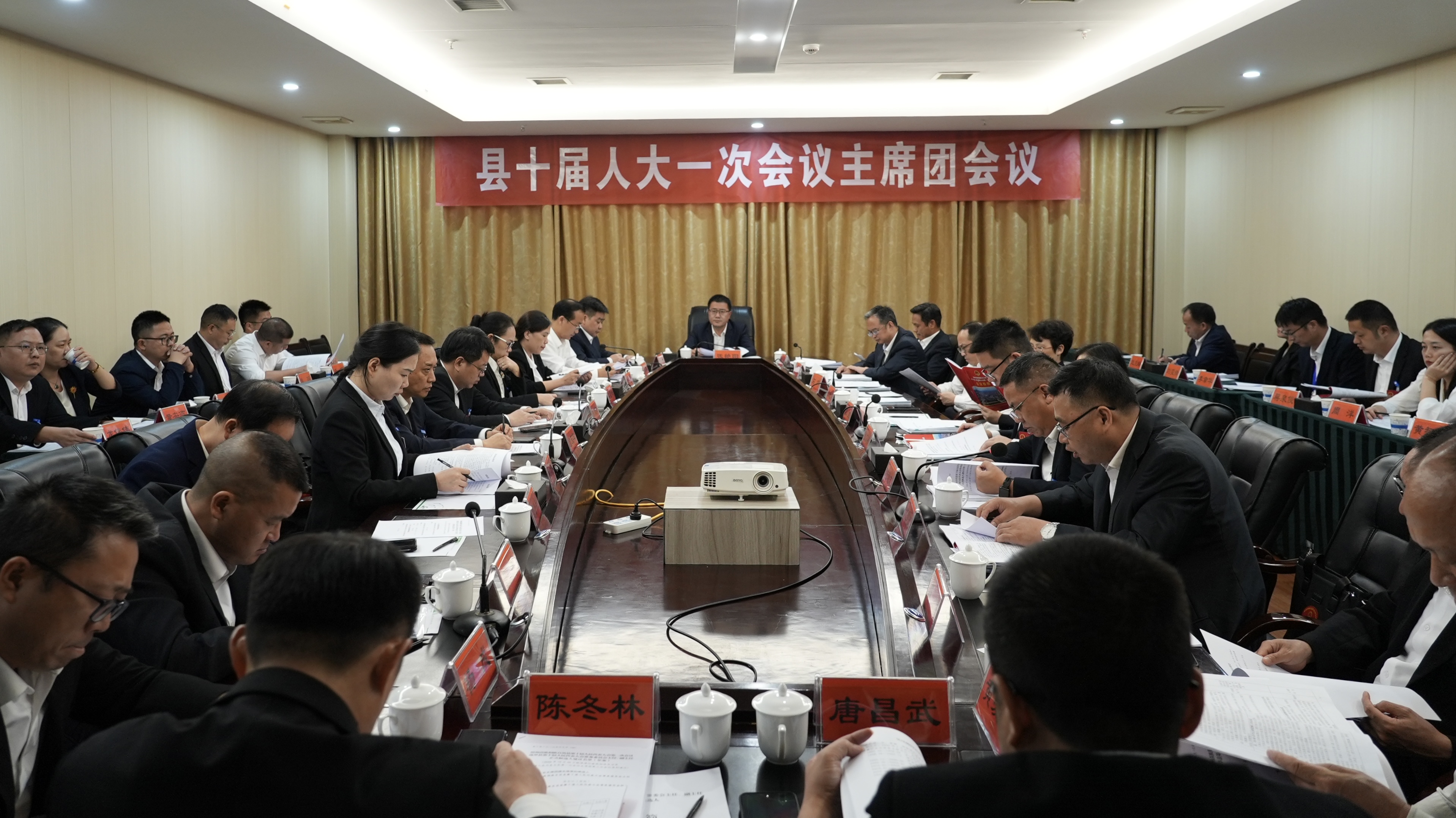 【两会进行时】县十届人大一次会议召开主席团第三次会议