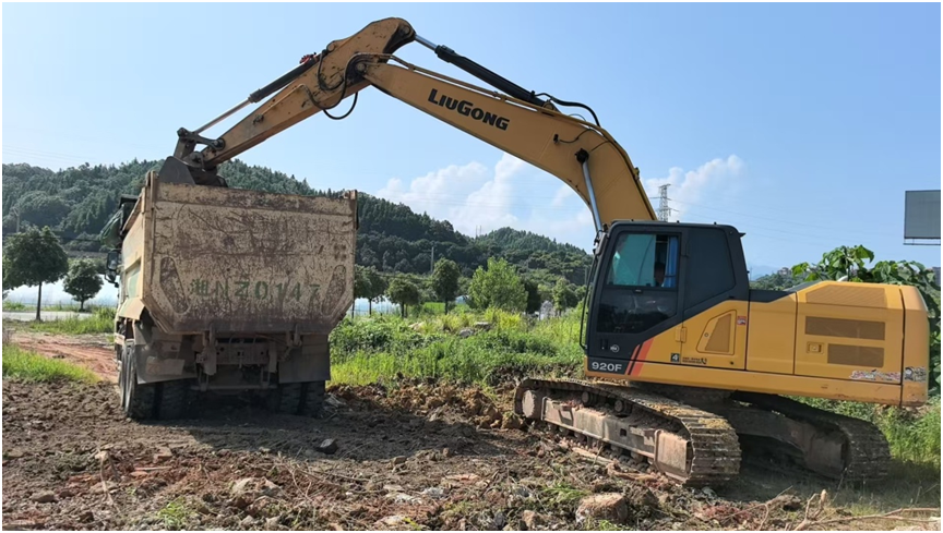 靖州城管局：清违规建筑垃圾 筑宜居生态环境