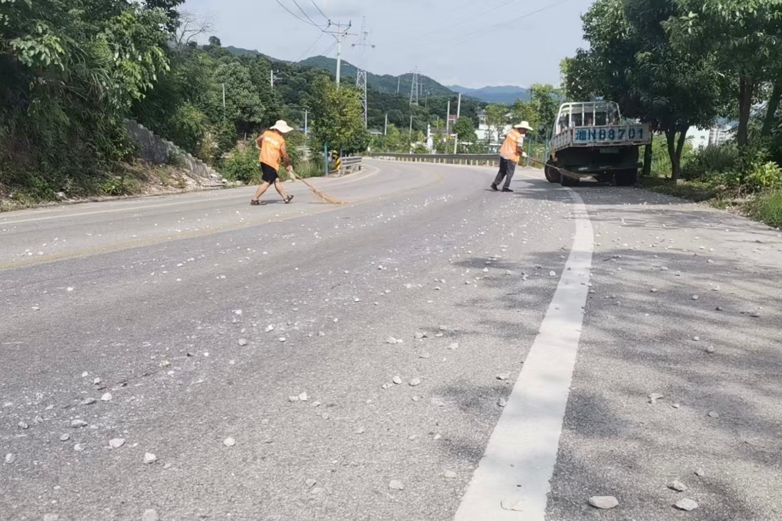 靖州公路建设养护中心：高温下紧急清障 保障道路安全畅通