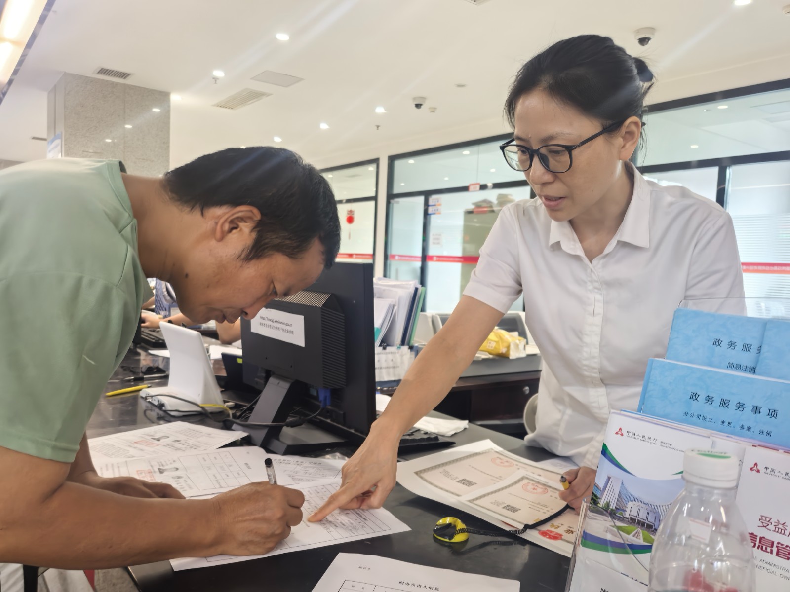 十几分钟拿证！靖州发出新规后首张“个转企”营业执照