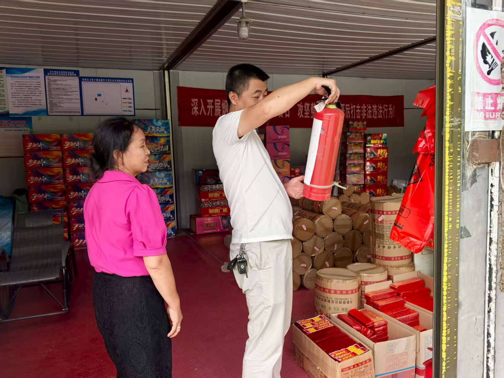 【安全守底行动】大堡子镇开展烟花爆竹行业安全专项检查