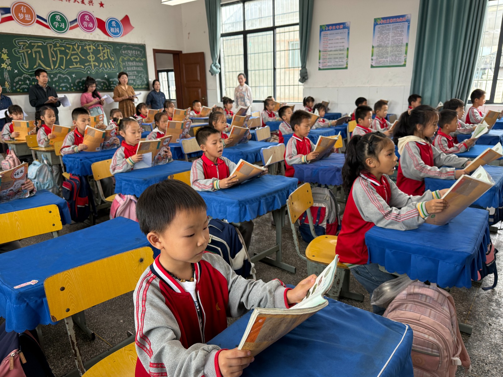 清风沐校园 规则润童心 ——江东小学低年级常规比赛促清廉校风建设