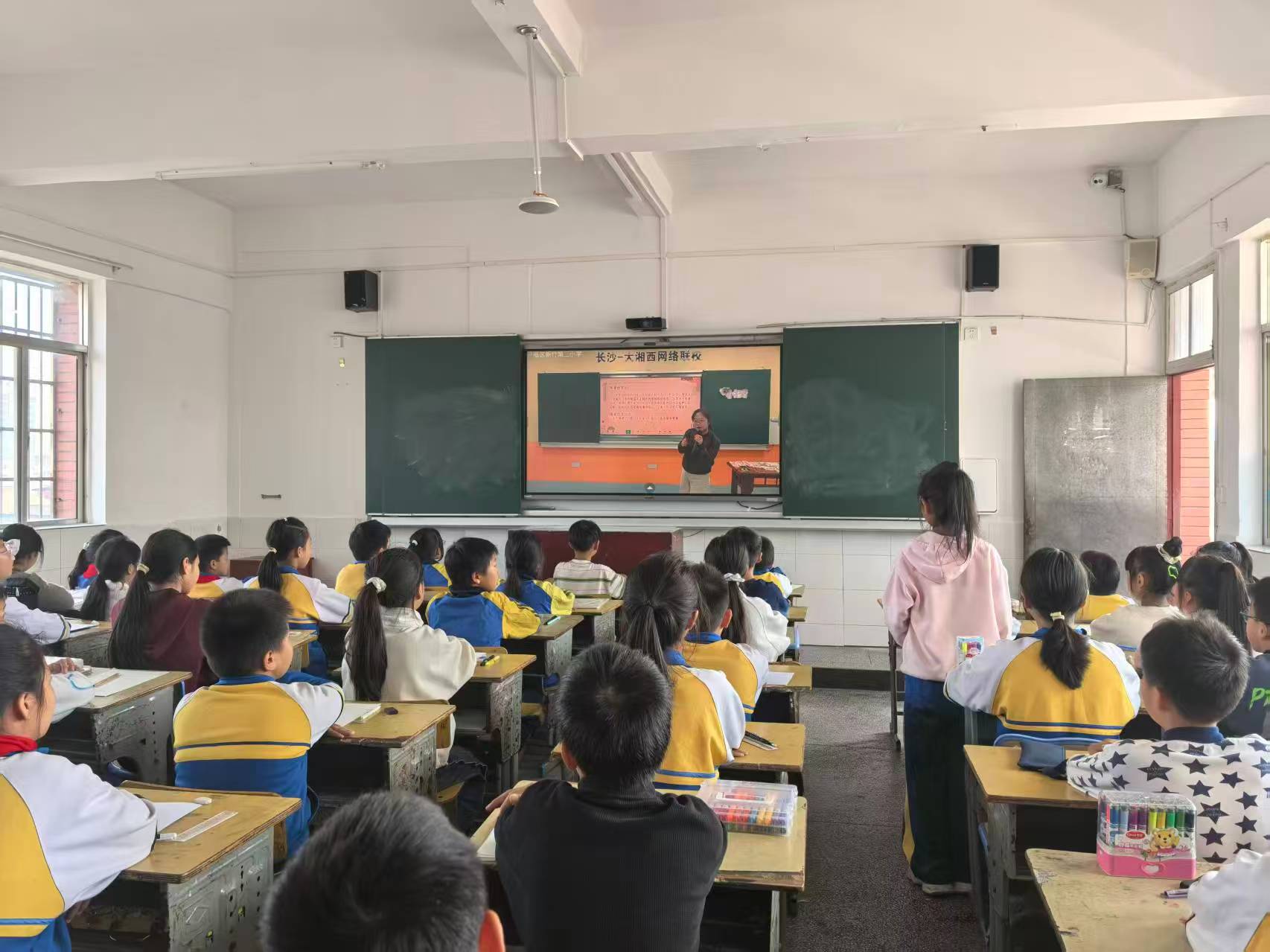 飞山小学：跨越山水 “e”路同行