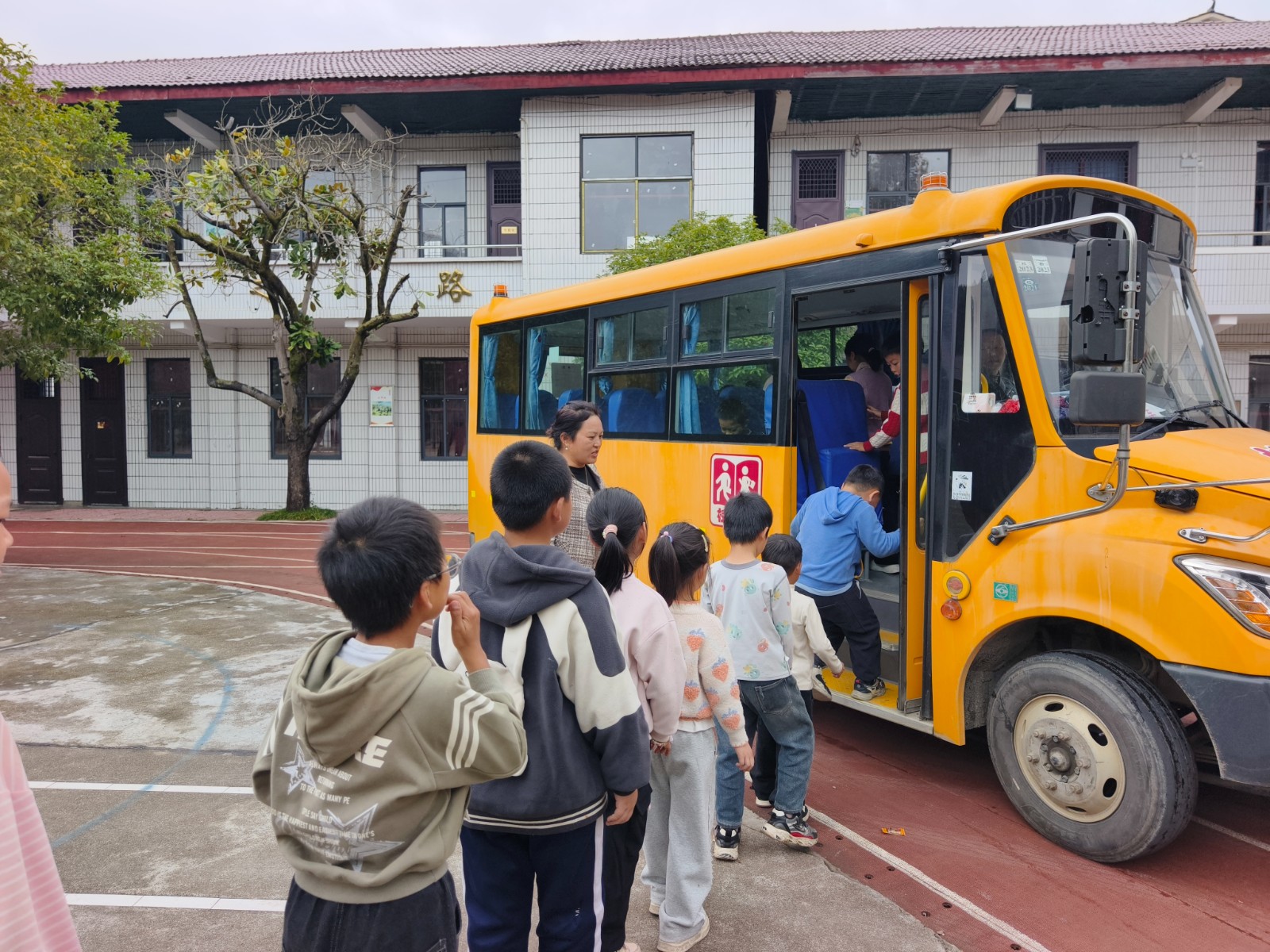 平茶镇中心小学：开展校车应急演练活动