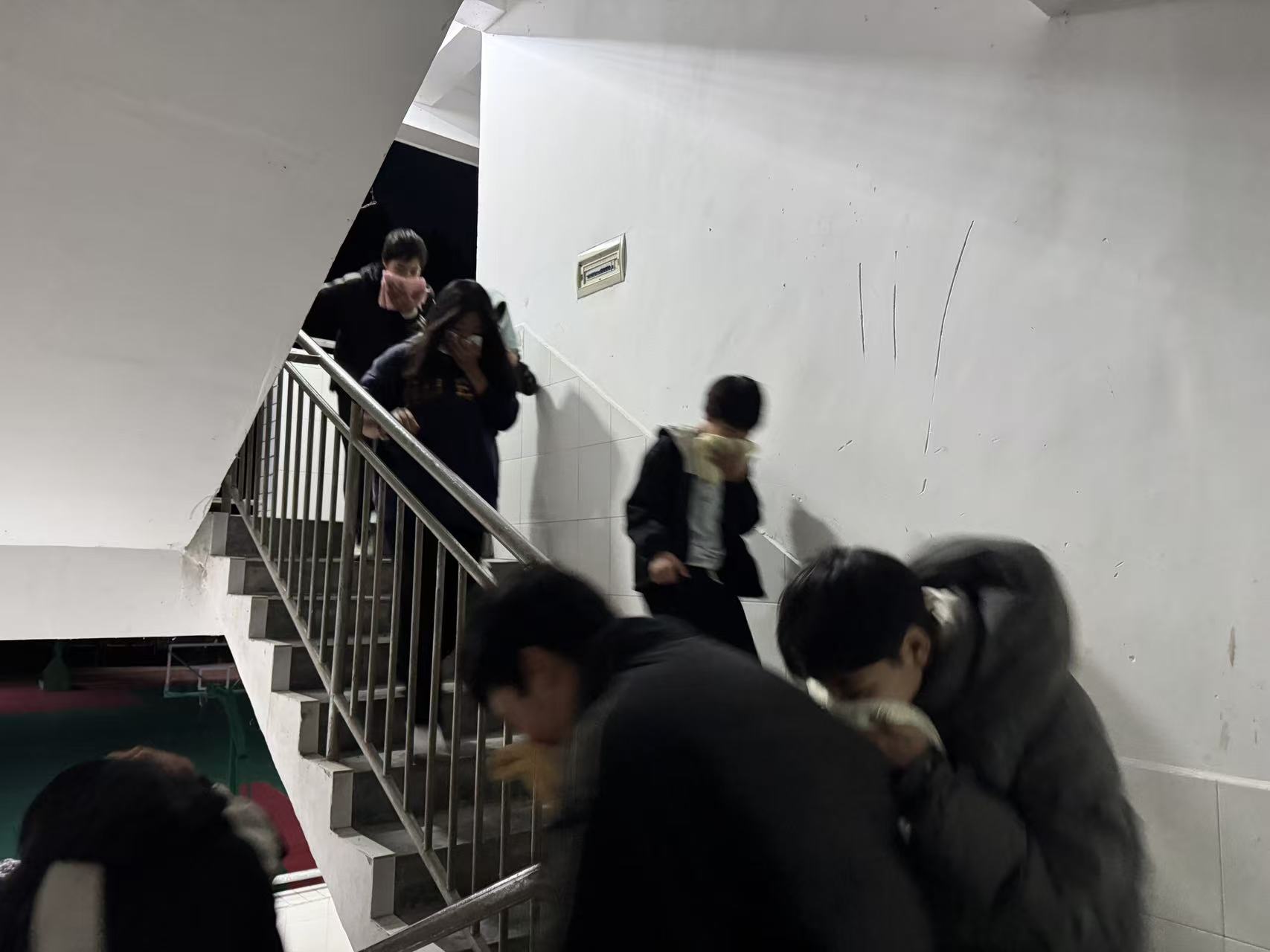 文溪学校：消防演练进宿舍 筑牢安全“防火墙”