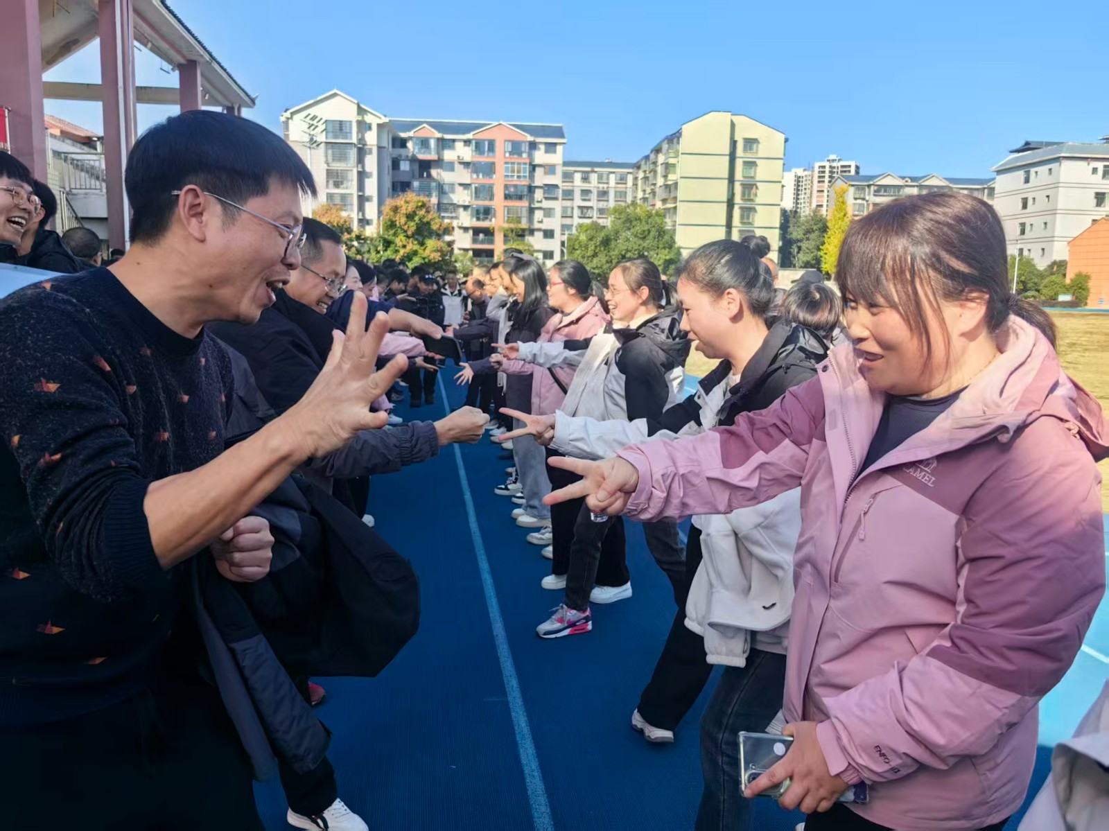 靖州一中：趣味运动会欢乐解压 凝聚团队力量