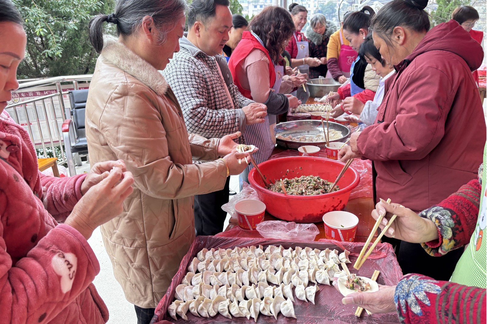 靖州：“五社联动”庆元旦 温情传递暖新春