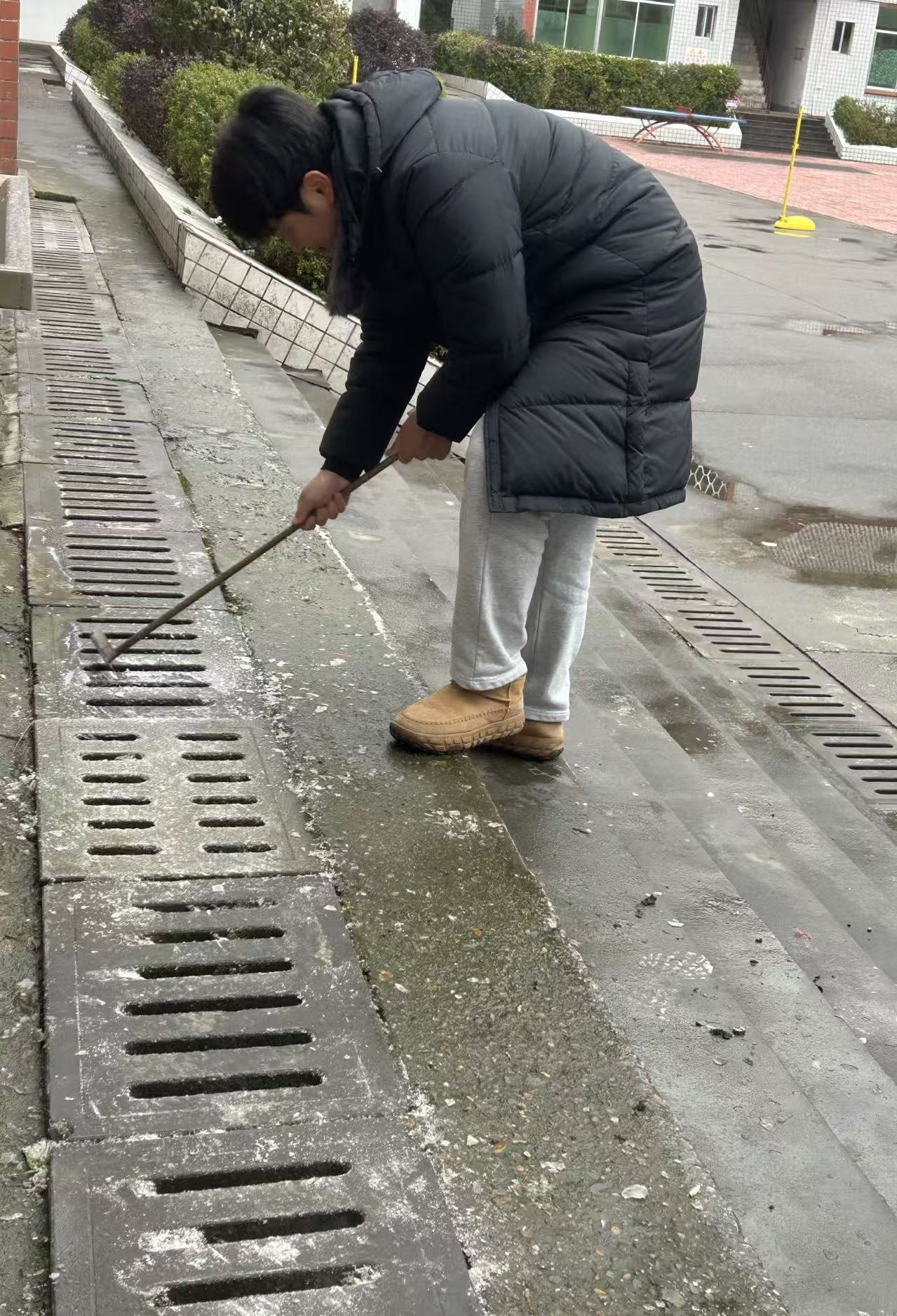 【安全守底行动】靖州：闻雪而动护平安 志愿温情暖校园